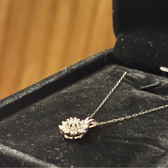 Elegant White gold Diamond flower pendant and 10kt white gold Necklace - Picture 5 of 6